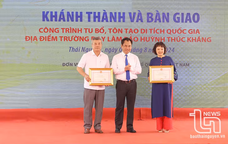 Đồng chí Bí thư Tỉnh ủy, Chủ tịch UBND tỉnh Thái Nguyên Trịnh Việt Hùng trao Bằng khen tặng 2 tập thể có thành tích xuất sắc, đóng góp xây dựng Di tích lịch sử Quốc gia Địa điểm Trường dạy làm báo Huỳnh Thúc Kháng.