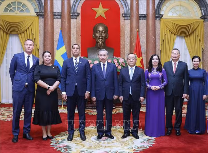 Tổng Bí thư, Chủ tịch nước Tô Lâm và Đại sứ Thụy Điển tại Việt Nam Johan Ndisi chụp ảnh chung với các đại biểu