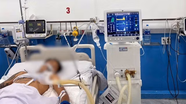Bệnh nhân nghi ngộ độc được cấp cứu tại huyện Bình Chánh và đặt nội khí quản chuyển viện. Ảnh: NGUYỄN LY