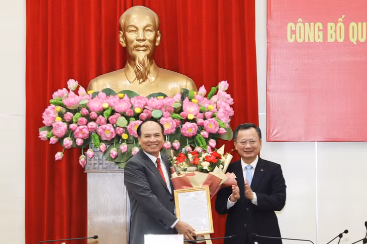 Đồng chí Chủ tịch UBND tỉnh trao Quyết định nghỉ hưu cho đồng chí Trần Văn Lâm, Giám đốc Sở Tài chính.
