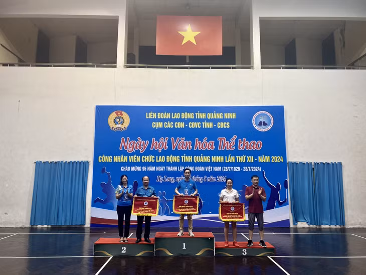 Lãnh đạo LĐLĐ tỉnh trao Cờ cho các đơn vị đạt giải cao.