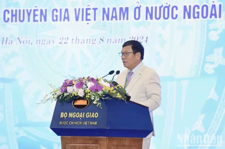 Ông Hoàng Đình Thắng, Ủy viên Đoàn Chủ tịch Ủy ban Trung ương Mặt trận Tổ quốc Việt Nam, Chủ tịch Liên hiệp Hội người Việt Nam tại châu Âu phát biểu ý kiến tại Hội nghị. (Ảnh: Trần Hải)