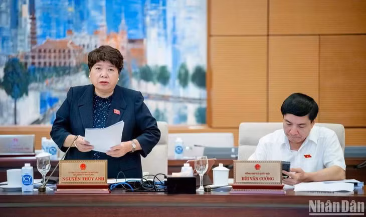 Chủ nhiệm Ủy ban Xã hội Nguyễn Thúy Anh báo cáo một số vấn đề lớn trong tiếp thu, giải trình và chỉnh lý dự thảo Luật. (Ảnh: DUY LINH)