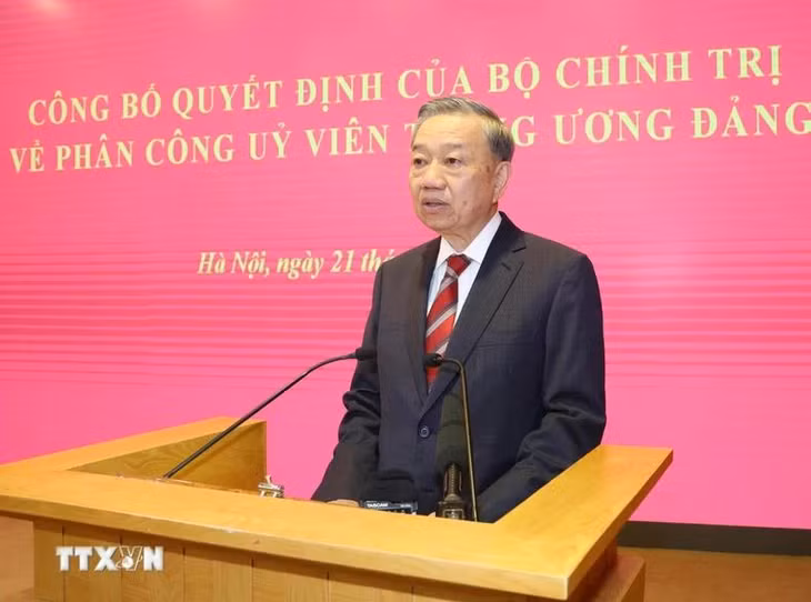 Tổng Bí thư, Chủ tịch nước Tô Lâm phát biểu chúc mừng và giao nhiệm vụ cho các đồng chí Trần Lưu Quang, Trưởng Ban Kinh tế Trung ương và Mai Văn Chính, Trưởng Ban Dân vận Trung ương. (Ảnh: Trí Dũng/TTXVN)