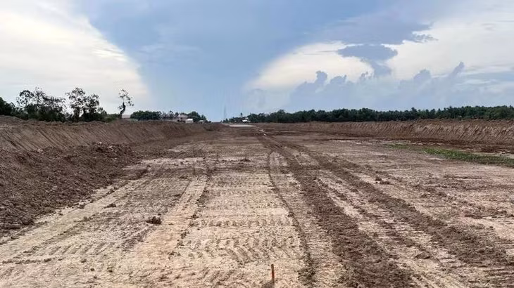 Nguồn vật liệu đắp nền đường cao tốc vẫn đang là "nút thắt" của giải ngân ngành giao thông.