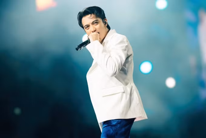 Tháng 4 năm nay, anh ra mắt album đầu tay "Bật nó lên", gồm 10 ca khúc chủ đề tình yêu, chất nhạc R&amp;B. Nhạc sĩ ViruSs nhận xét: "Soobin sinh ra để hát RnB bởi có màu giọng, kỹ thuật mà không phải ca sĩ nào cũng làm được. Đây là không gian âm nhạc mà cậu thuộc về". Nhạc sĩ Huy Tuấn từng nói: "Nếu chọn một ca sĩ vừa có ngoại hình đẹp, giọng hát tốt, vừa có chuyên môn sâu để trình diễn trên một sân khấu tầm cỡ quốc tế, Soobin sẽ là một trong những cái tên đầu tiên tôi nghĩ tới".