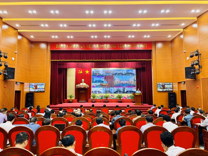Các đại biểu phát biểu thảo luận tại hội nghị.