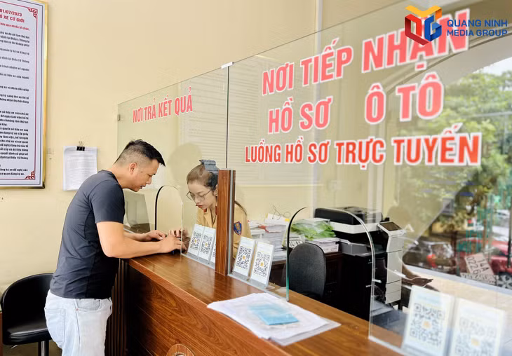 Cán bộ Phòng Cảnh sát giao thông (Công an tỉnh) hướng dẫn công dân nộp hồ sơ trực tuyến.
