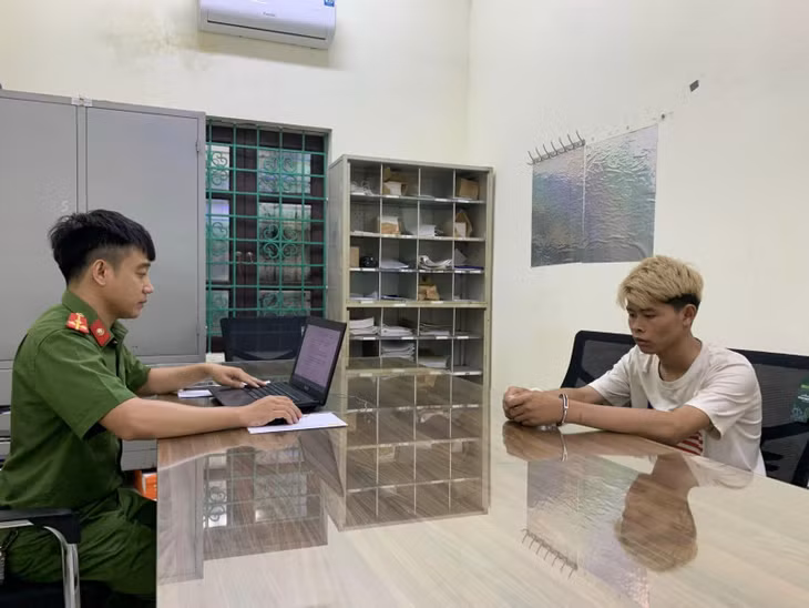 Công an huyện Tam Dương lấy lời khai đối tượng Hoàng Anh Tuấn.