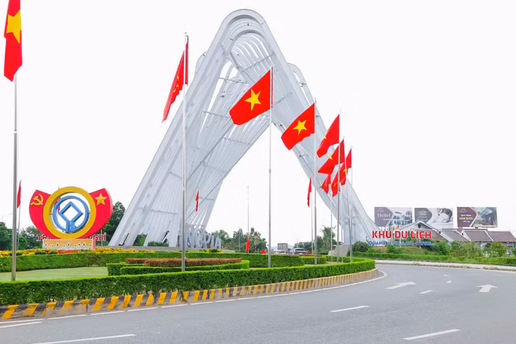 Khu vực cổng tỉnh (TX Đông Triều) nổi bật trong sắc cờ hoa.