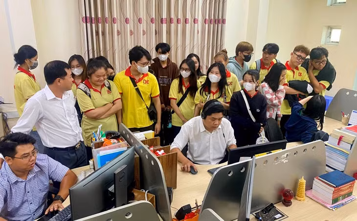 Sinh viên Trường Đại học Nam Cần Thơ tìm hiểu quy trình làm báo An Giang điện tử. Ảnh: T.M