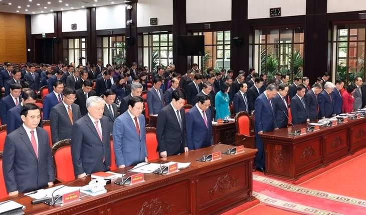 Trước khi tiến hành Hội nghị, Ban Chấp hành Trung ương đã dành một phút tưởng niệm Tổng Bí thư Nguyễn Phú Trọng.