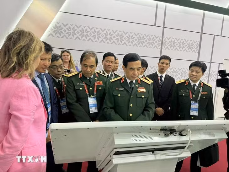 Bộ trưởng Bộ Quốc phòng, Đại tướng Phan Văn Giang và các thành viên trong đoàn tham quan các gian hàng tại ARMY-2024, ngày 12/8/2024. (Ảnh: Quang Vinh/TTXVN)