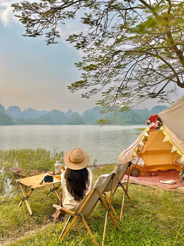 Hồ Quan Sơn sở hữu phong cảnh non nước hữu tình, rất thích hợp cắm trại. Ảnh: Ngân Thương