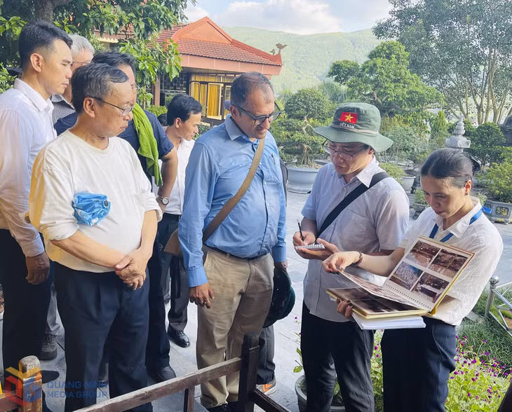 Đoàn chuyên gia nghe giới thiệu về lịch sử và các di chỉ khảo cổ tại chùa Lân.