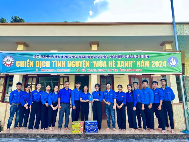 Anh Trần Hoài Nam (đứng thứ 6 từ trái sáng) cùng ĐVTN Trường Đại học Công nghiệp Quảng Ninh tham gia chiến dịch tình nguyện “Mùa hè xanh” năm 2024 tại xã Hà Lâu, huyện Tiên Yên, tỉnh Quảng Ninh.