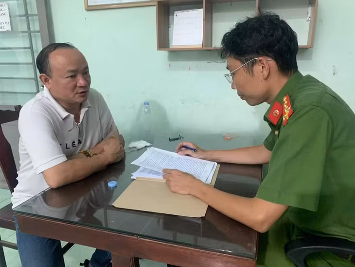Công an làm việc với đối tượng Phong. Ảnh: Công an tỉnh Bình Dương