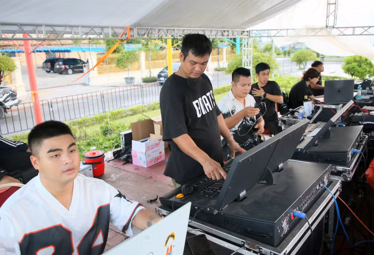 Kỹ thuật viên âm thanh, ánh sáng chạy thử trang thiết bị trước khi tổ chức tổng duyệt chương trình đêm chung kết.