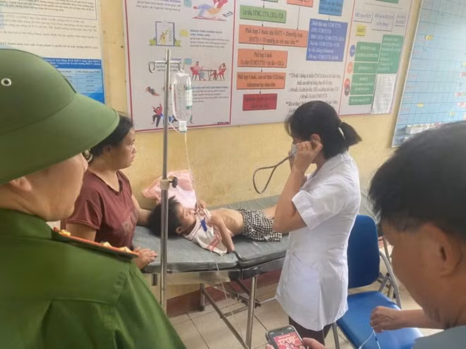 Cháu Đ.V.L được kiểm tra sức khỏe sau khi tìm thấy. Ảnh: Người dân cung cấp