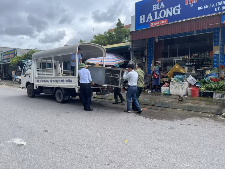 Lực lượng chức năng phường Trần Phú xử lý vi phạm về TTĐT trên địa bàn khu 3, tháng 7/2024. Ảnh: Thu Hằng (TTTT&VH thành phố)