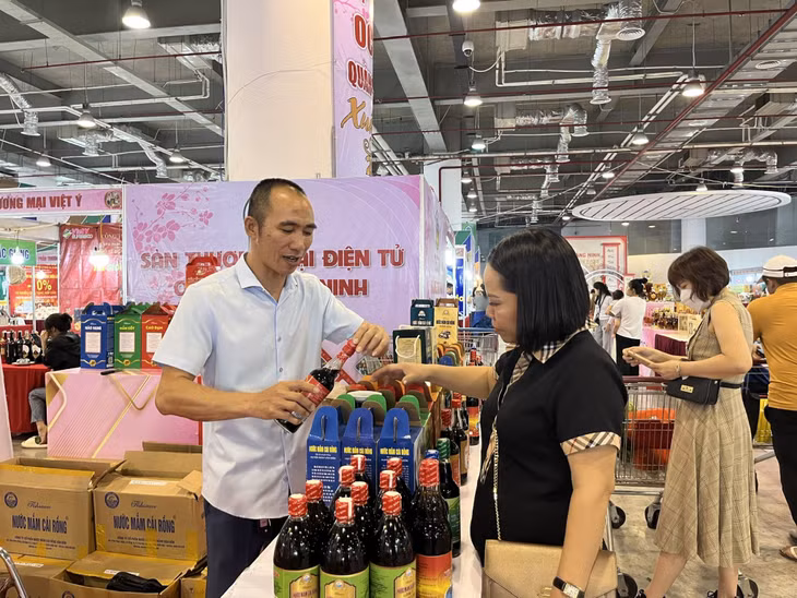 Khách hàng mua sắm tại Hội chợ OCOP Quảng Ninh - Xuân 2024.