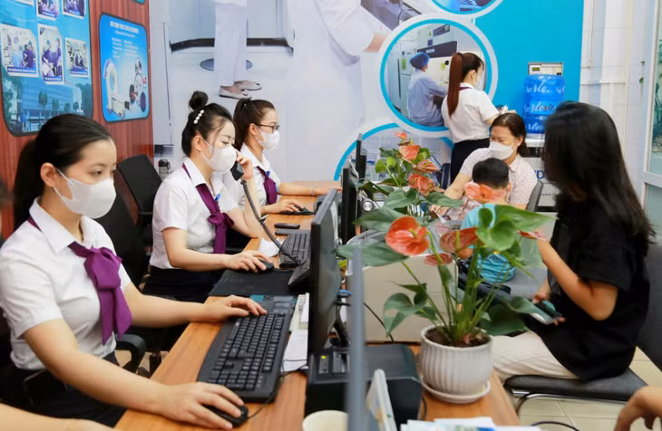 Cán bộ, nhân viên Bệnh viện Đa khoa tỉnh làm hồ sơ khám chữa bệnh cho người dân thông qua hệ thống phần mềm quản lý thông tin khám chữa bệnh trực tuyến.
