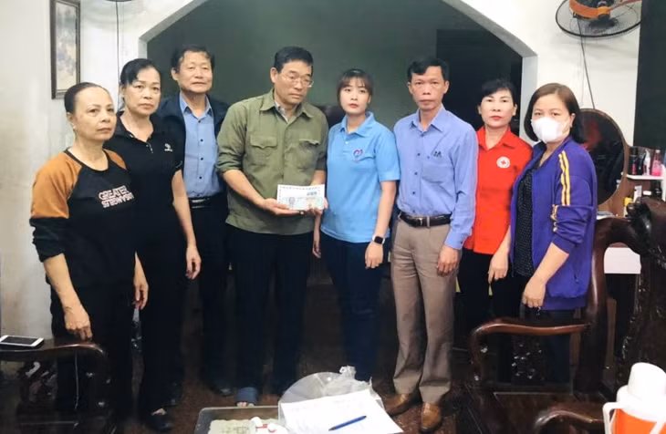 Chị Nguyễn Ngọc Huyền cùng các nhà hảo tâm trao kinh phí hỗ trợ gia đình có hoàn cảnh khó khăn tại phường Hà Tu năm 2023. Ảnh: Nhân vật cung cấp