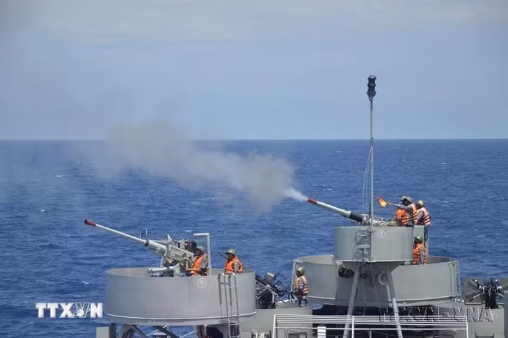 Quân chủng Hải quân đã tổ chức bắn tên lửa, pháo bờ biển quy mô lớn với nhiều lực lượng tham gia, đạt kết quả tốt, được Bộ Quốc phòng đánh giá cao. Trong ảnh: Hoạt động huấn luyện, bắn đạn thật trên biển của Bộ Tư lệnh Vùng 2 Hải quân (2021). (Ảnh: TTXVN)
