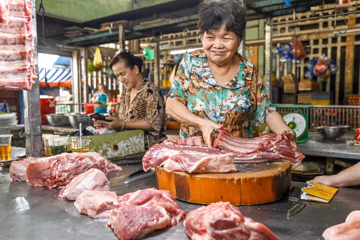 Tiểu thương buôn bán ở chợ Bà Chiểu (quận Bình Thạnh, TP.HCM) - Ảnh: PHƯƠNG QUYÊN