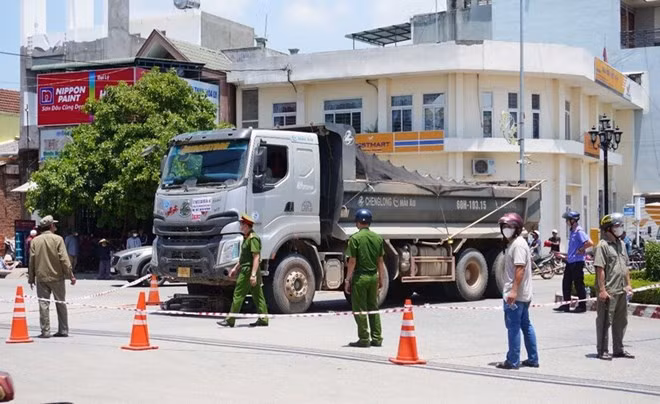 Vụ tai nạn giao thông ngay tại bùng binh thị trấn Chợ Chùa, huyện Nghĩa Hành, tỉnh Quảng Ngãi, khiến một nữ dược sĩ tử vong tại chỗ. Ảnh: Viên Nguyễn