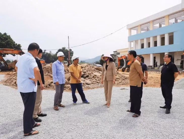 Lãnh đạo huyện Bình Liêu kiểm tra tiến độ công trình xây mới Trường Tiểu học Tình Húc trước năm học mới 2024-2025. Ảnh: Thu Hằng (Trung tâm TT-VH Bình Liêu)