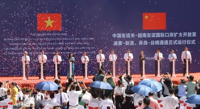 Các đại biểu thực hiện nghi thức khai thông chính thức mở các lối thông quan, đường chuyên dụng thuộc cặp cửa khẩu quốc tế Hữu Nghị của Việt Nam và Hữu Nghị Quan của Trung Quốc tại khu vực mốc 1090 – 1091 lối thông quan Tân Thanh (Việt Nam) – Pò Chài (Trung Quốc), ngày 27/5/2024. (Ảnh: Quang Duy/TTXVN)