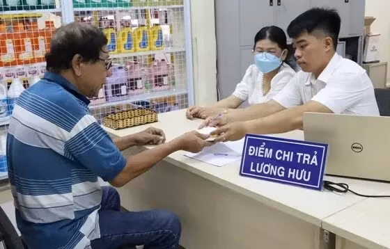 Từ 1/9, chi trả trực tiếp lương hưu, trợ cấp qua tài khoản trên toàn quốc. (Ảnh: Báo Đầu tư)