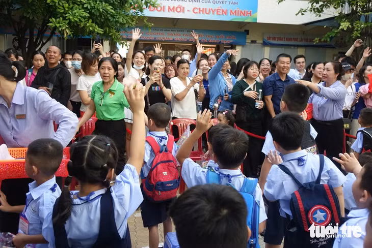 Trẻ tiểu học tại TP.HCM chào tạm biệt cha mẹ - Ảnh: Tư liệu