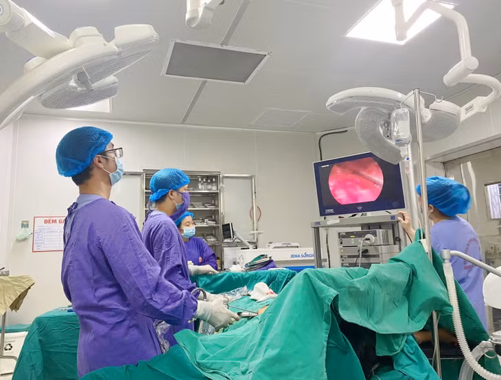 Bác sĩ Bệnh viện Đa khoa khu vực Cẩm Phả tiếp nhận chuyển giao kỹ thuật từ Bệnh viện Hữu nghị Việt Đức với phẫu thuật nội soi nâng xương ức do lõm xương ức bẩm sinh cho người bệnh.