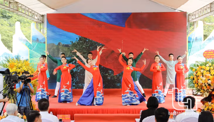 Một tiết mục văn nghệ chào mừng.