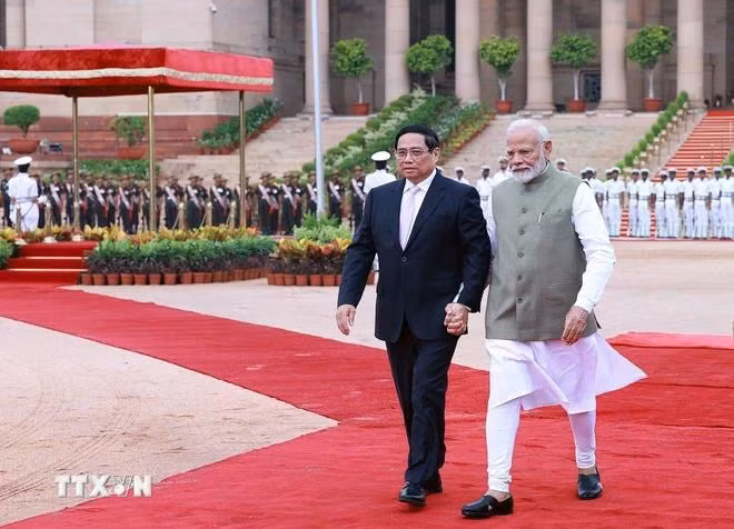 Thủ tướng Narendra Modi đón Thủ tướng Phạm Minh Chính thăm cấp Nhà nước đến Ấn Độ. (Ảnh: Dương Giang/TTXVN)