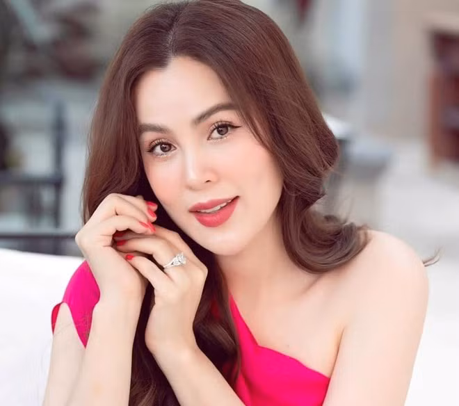 Hoa hậu quý bà Phương Lê bị chỉ trích dữ dội vì chế lời Quốc ca. Ảnh: Chụp màn hình