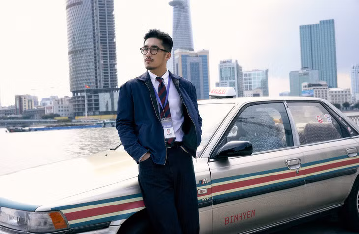 bình yên không gói gọn trong tình yêu nam nữ, câu chuyện trong MV được gợi mở bằng hình ảnh người lái xe taxi - Vũ., có cơ duyên lắng nghe nỗi lòng của những người anh gặp gỡ - Ảnh: NVCC