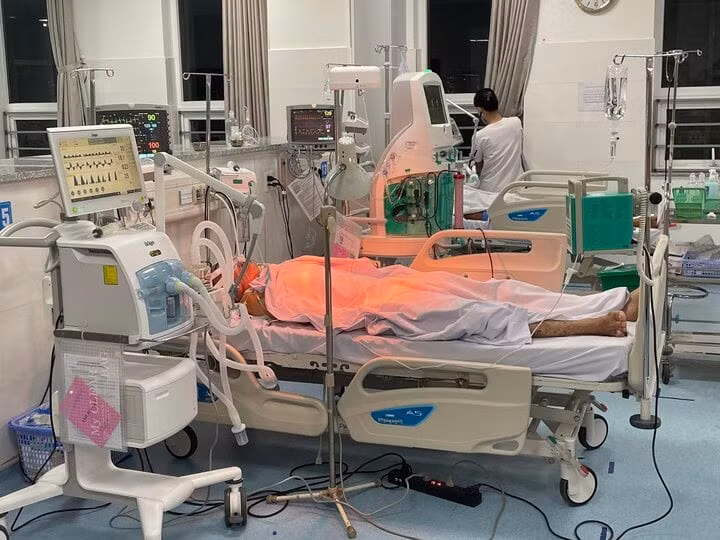 Thời điểm bệnh nhân hôn mê và được các bác sĩ thực hiện kỹ thuật lọc máu.