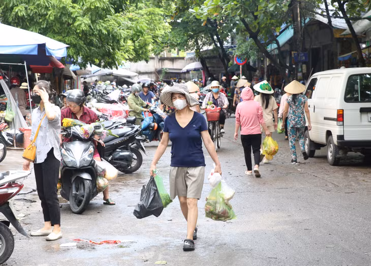 Nhiều người dân đi chợ sớm để chọn những thực phẩm tươi ngon chuẩn bị cho mẫm lễ cúng được tươm tất.