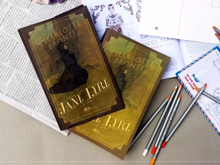 Jane Eyre - Charlotte Brontë: Đây là cuốn tiểu thuyết kinh điển của người chị cả nhà Brontë. Tác phẩm theo chân cô gái mồ côi, nghèo khổ, phải vượt qua nhiều thử thách để giành lấy hạnh phúc và tình yêu của đời mình. Jane Eyre giản dị nhưng độc lập quyết liệt thấy mình bị thu hút bởi ông Rochester bí ẩn. Tình yêu của họ vượt qua những chuẩn mực xã hội cũng như những khuyết điểm cá nhân, làm say đắm độc giả trên toàn thế giới. Ảnh: Winnywinwinny.