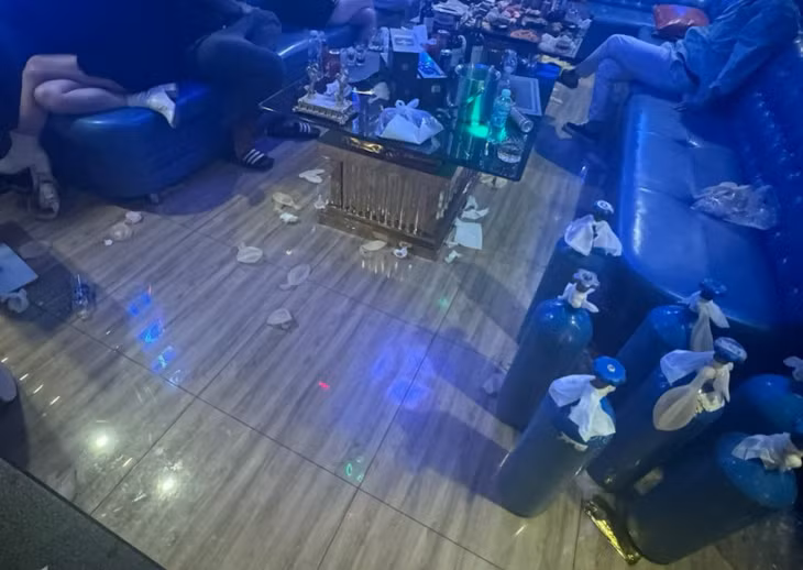Nhiều bình khí cười và bong bóng khí cười khách sử dụng trong nhà hàng.
