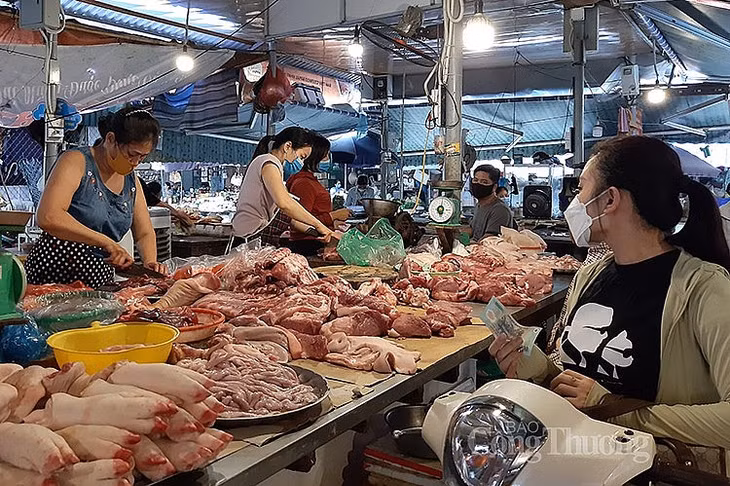 Người tiêu dùng mua thịt lợn tại chợ Nghĩa Tân (quận Cầu Giấy, Hà Nội). Ảnh Nguyễn Hạnh