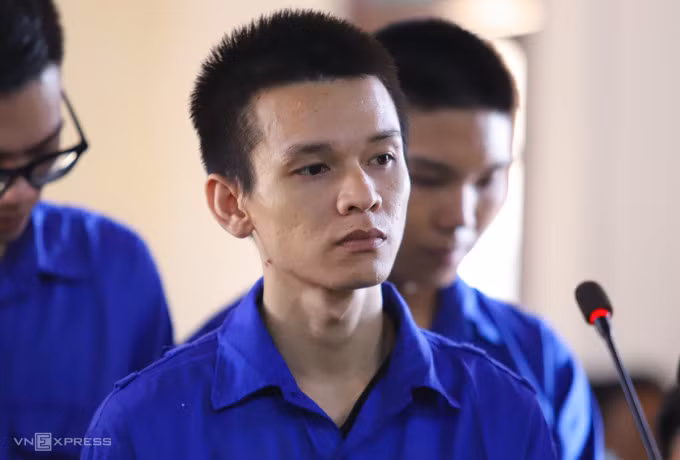 Bị cáo Bảo (hàng đầu) tại tòa, sáng 30/8. Ảnh: Đức Hùng