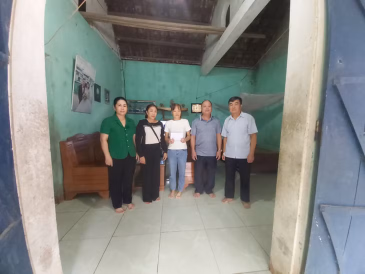 Gia đình chị Tô Thị Hương nhận quà của thị trấn Ba Chẽ nhân dịp 27/7/2024.