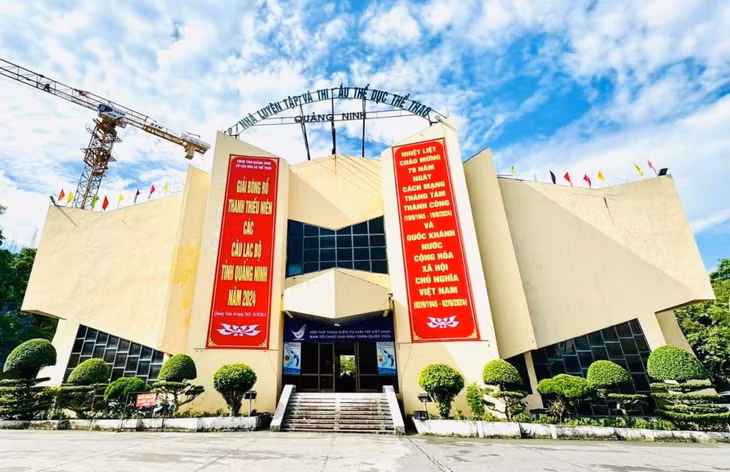 Pano, áp phích khổ lớn treo tại Nhà Luyện tập và Thi đấu Thể dục thể thao Quảng Ninh.