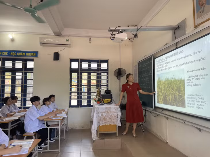 Tiết học có sử dụng bảng thông minh của cô và trò Trường THPT Tiên Yên (huyện Tiên Yên).