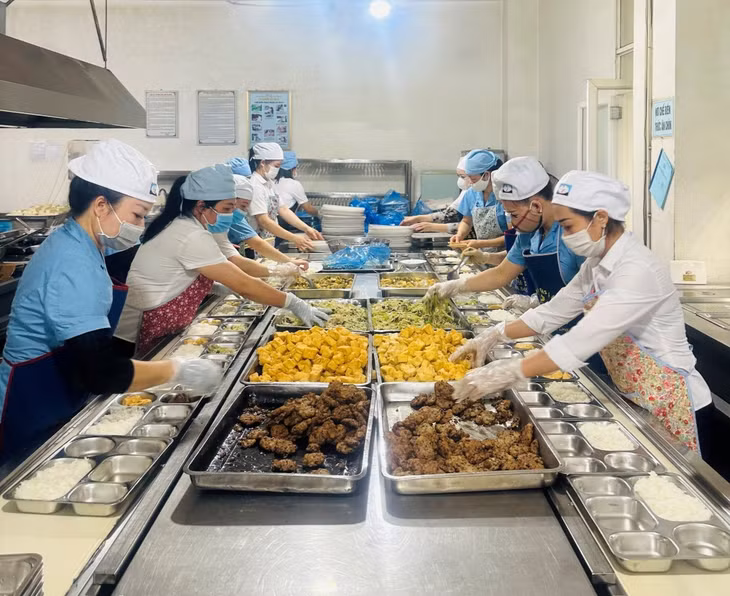 Đảng ủy Chi nhánh Vân Long kiểm tra đột xuất tại bếp ăn bán trú thuộc Chi bộ Phòng Dịch vụ Khách sạn.