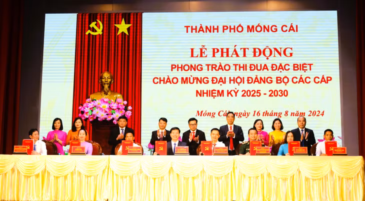 Ký giao ước thi đua.
